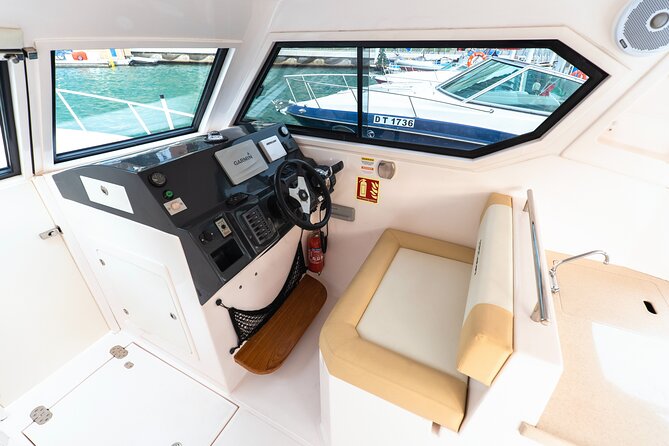 Yachting in Dubai: Book 36 ft Yacht Charter up to 10 people - Atlantis The Palm and the crescent of Palm Jumeirah